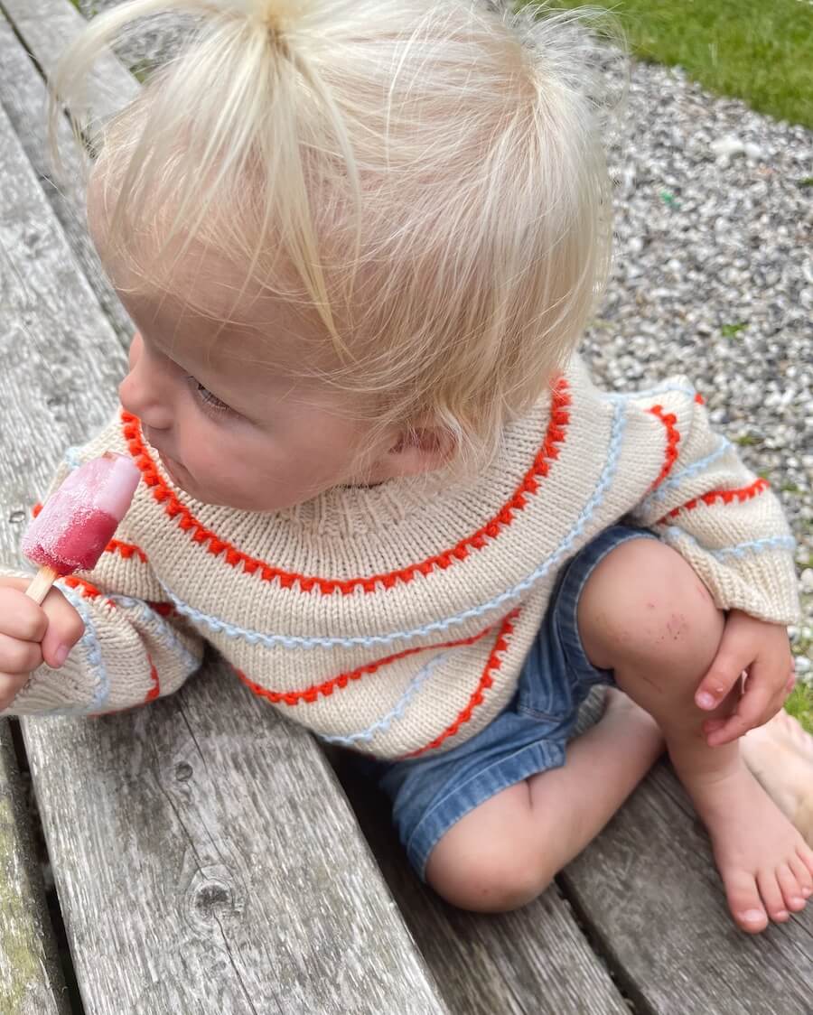 Kind draagt PetiteKnit Festival Sweater