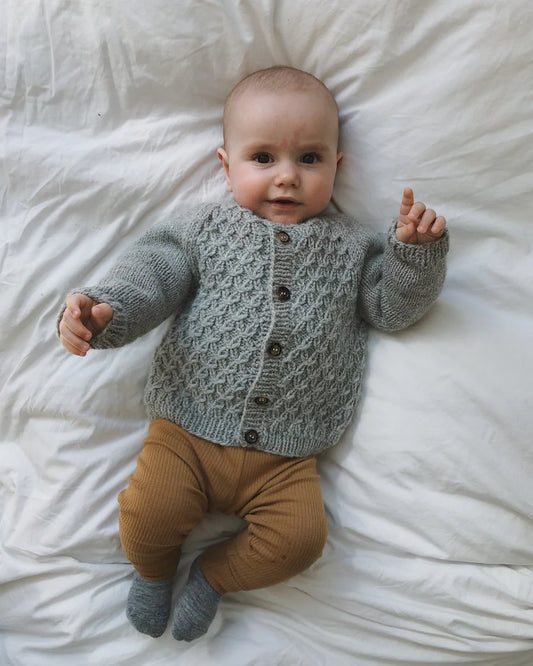 Baby draagt PetiteKnit Carl's Cardigan