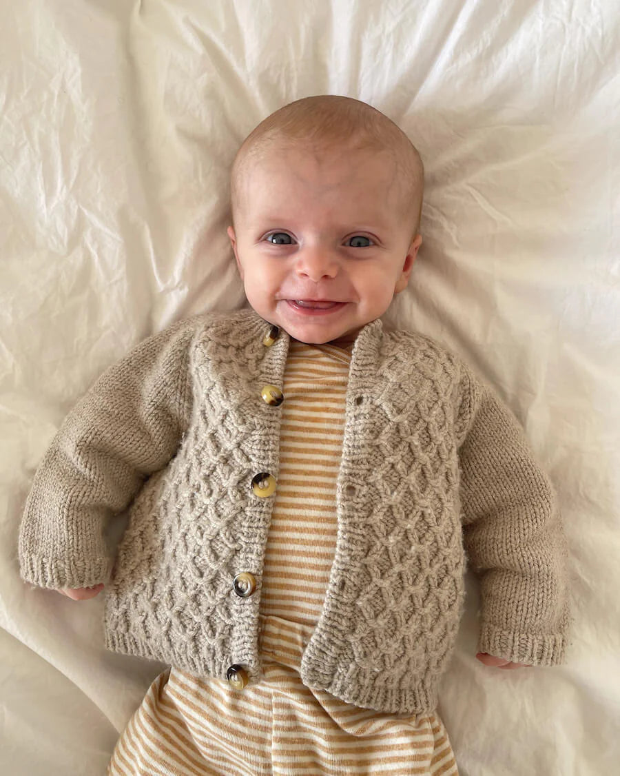 Baby draagt PetiteKnit Carl's Cardigan