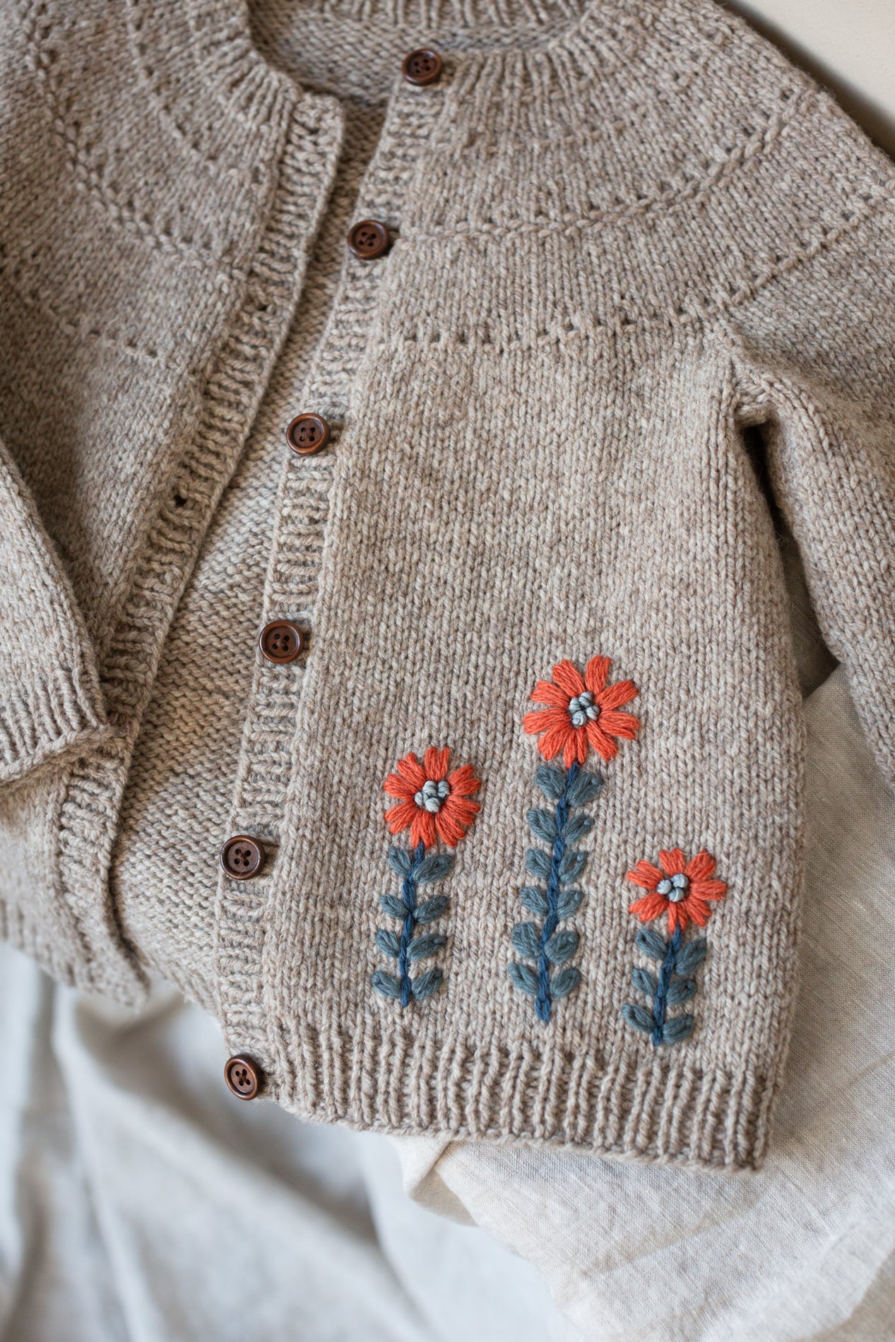 Embroidery on knits daisy