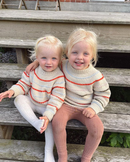 Kinderen dragen PetiteKnit Festival Sweater