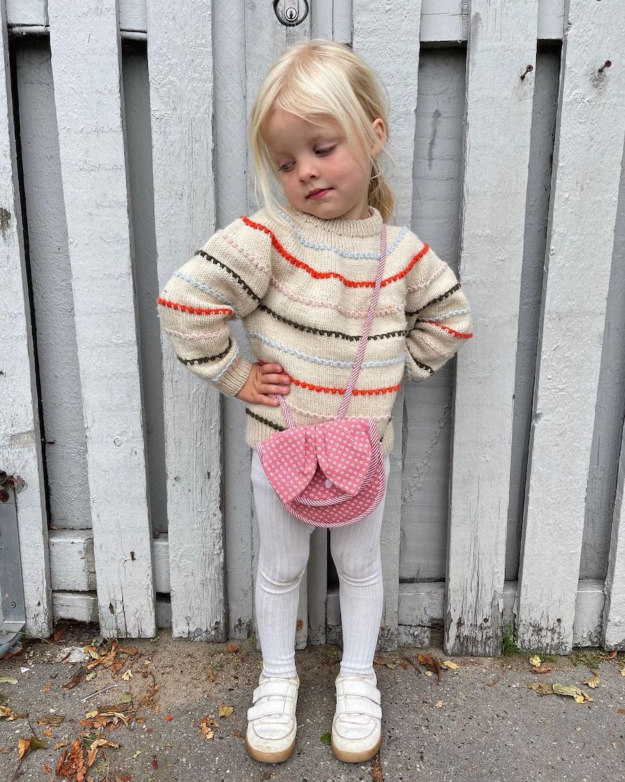Kind draagt PetiteKnit Festival Sweater
