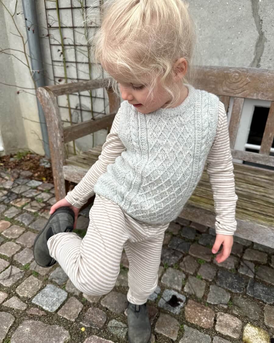 Kind draagt PetiteKnit Moby Slipover Mini