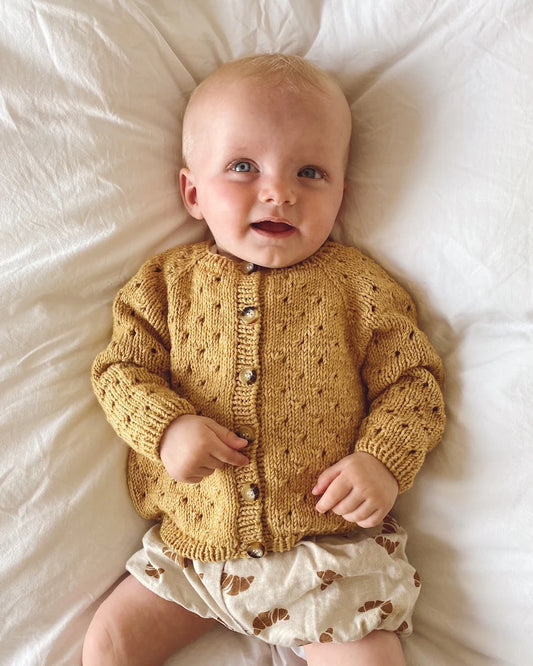 Baby draagt PetiteKnit Anna's Summer Cardigan